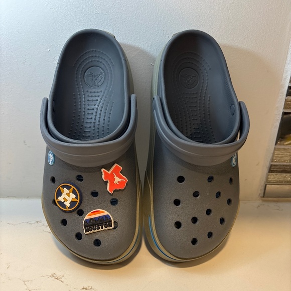 Crocs Unisex-Adult Crocband Clog, Charcoal/Ocean, Men 6/Women 8, 17 charms - Picture 1 of 9